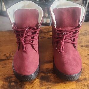 Stylish burgundy winter boots with cozy faux fur lining. Unisex M- 6.5-7 W-8.5-9